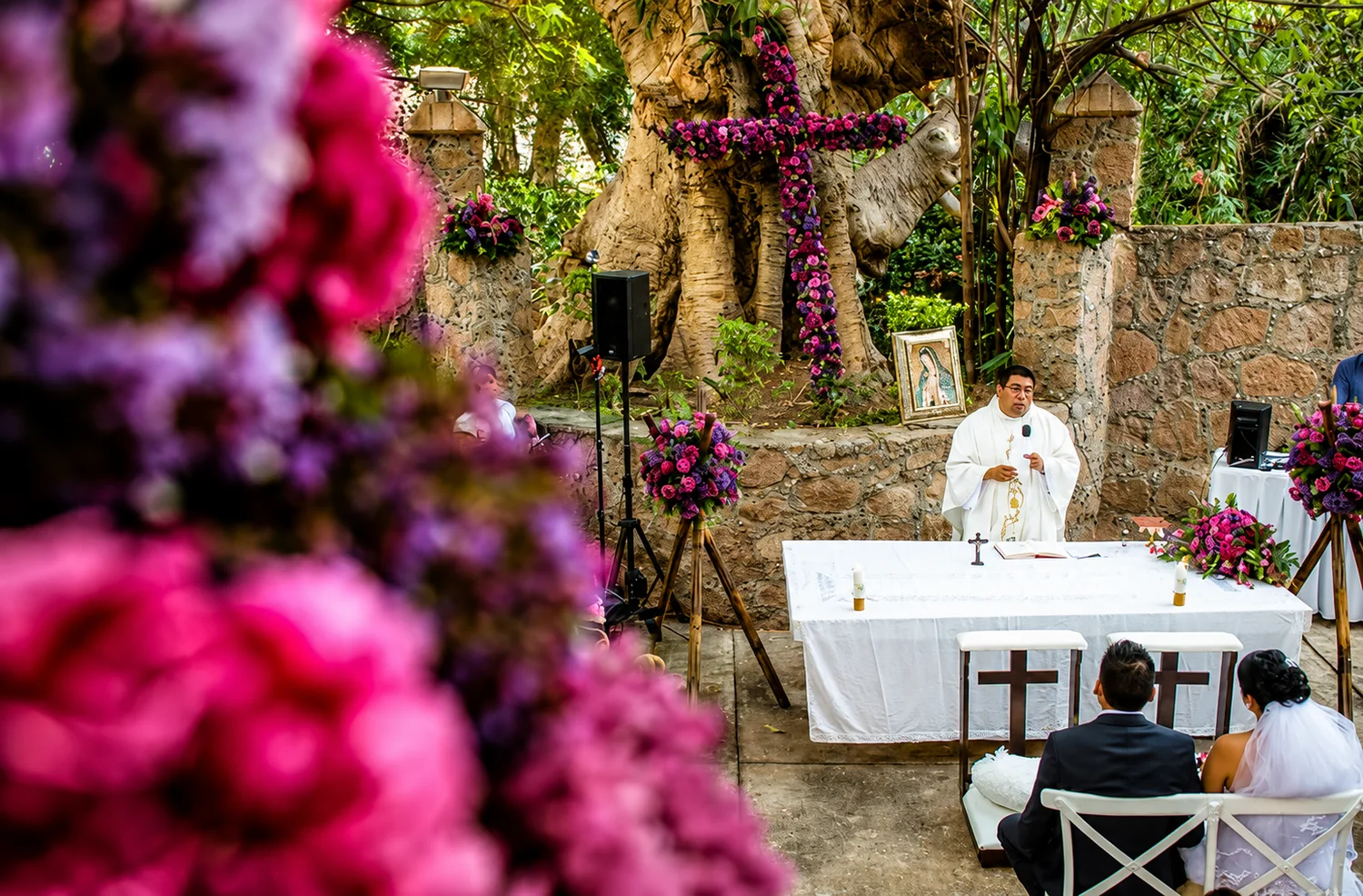 Misa celebrada en jardín con decoración floral