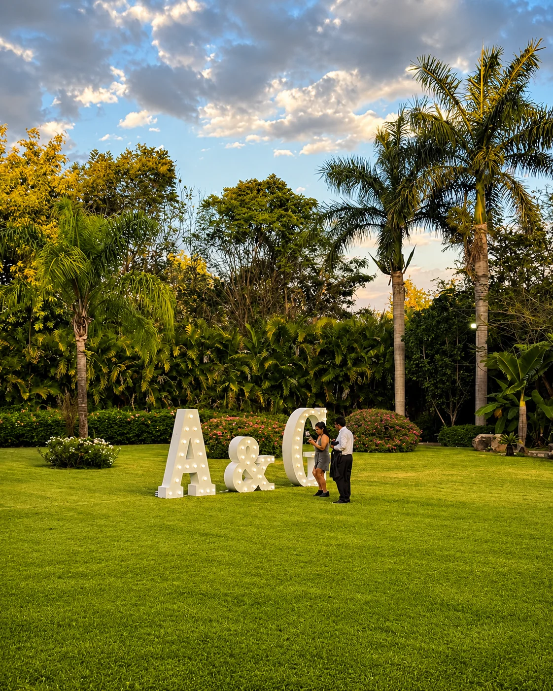 Letras decorativas iluminadas sobre jardín