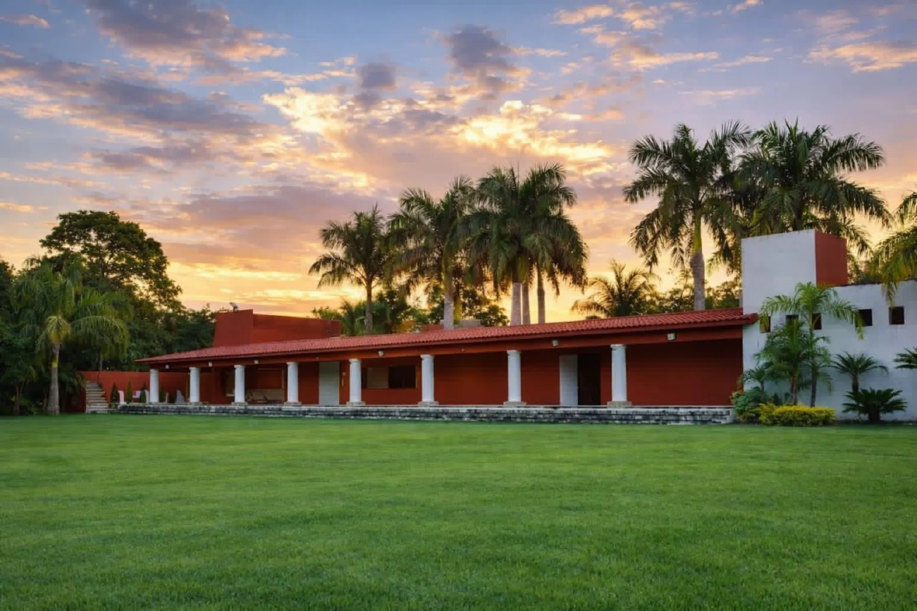 Vista amplia de hospedaje, jardines y palmeras de Rancho Ixtla Las Palmas