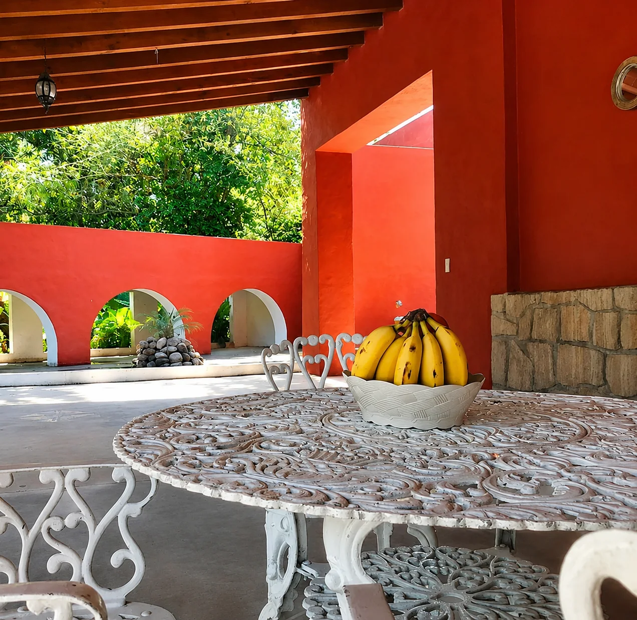Detalle de acueducto, mesa blanca y muros terracota